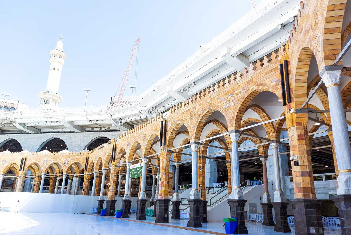 Pilgrims-in-Kaaba-in-Macca-al-Haram-umrah-Covid-19-coronavirus-restrictions-face-mask.jpg